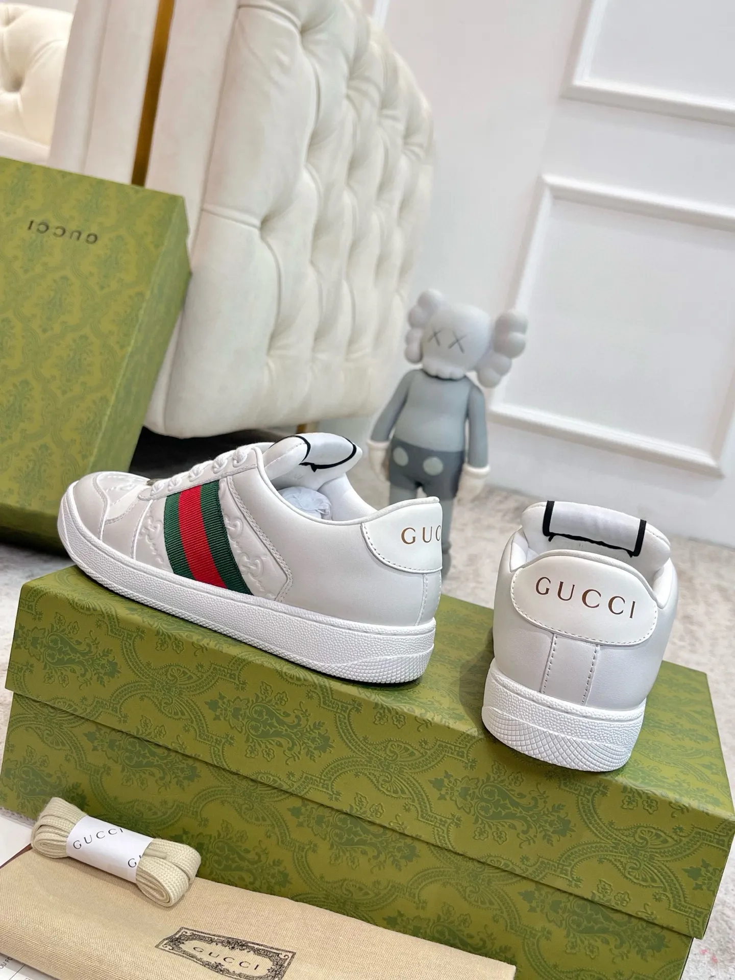 Ex-factory price: 540💰 GUCCI Gucci's newly upgraded back cover lining, top-notch old dirty shoes, classic casual sports shoes for couples, retro sneakers and old G family dirty shoes, updated at the counter simultaneously! ①The shoe upper has the same water-based edge coating process as the original version⚠️The ordinary oil edges on the market have a strong glue feel and are easy to fall off! Grade A first-layer nubuck leather (with pores)/matching computer embroidered double G cloth, high-density terry velvet lining. ② A PVC transparent small round mark sealing line is added to the details of the midsole. The mold is opened six times and the jewelry craftsmanship is used to customize the two-color double G buckle, striving to be the same as the original version. A pair of buttons is more than three times more expensive than ordinary buckles on the market. ③An old two-color washable label, the chip is placed on the outer waist of the right foot, the entire shoe is completely hollowed out with rubber technology, TUP material (rubber to distinguish the market) with the latest green packaging from the counter, 3D printed handbag, and a pair of shoelaces. There is no pressure when entering and exiting the counter. You can buy a 1:1 accurate replica of the original version and modify and upgrade it repeatedly. The details are perfectly restored, the materials are all customized, and they are truly top-notch. Please look at the details clearly to identify the quality. Upper: First-layer frosted cowhide/embroidered double G cloth. Lining: original high-density velvet lining. Foot pads: original pearlescent sheepskin. Outsole: private molded vacuum TPU material. Packaging: original top-grade full set packaging at the counter. Shoe size: women's size 35-40, men's size 39-44 (men's size 38, 45🉑️customized, non-returnable)